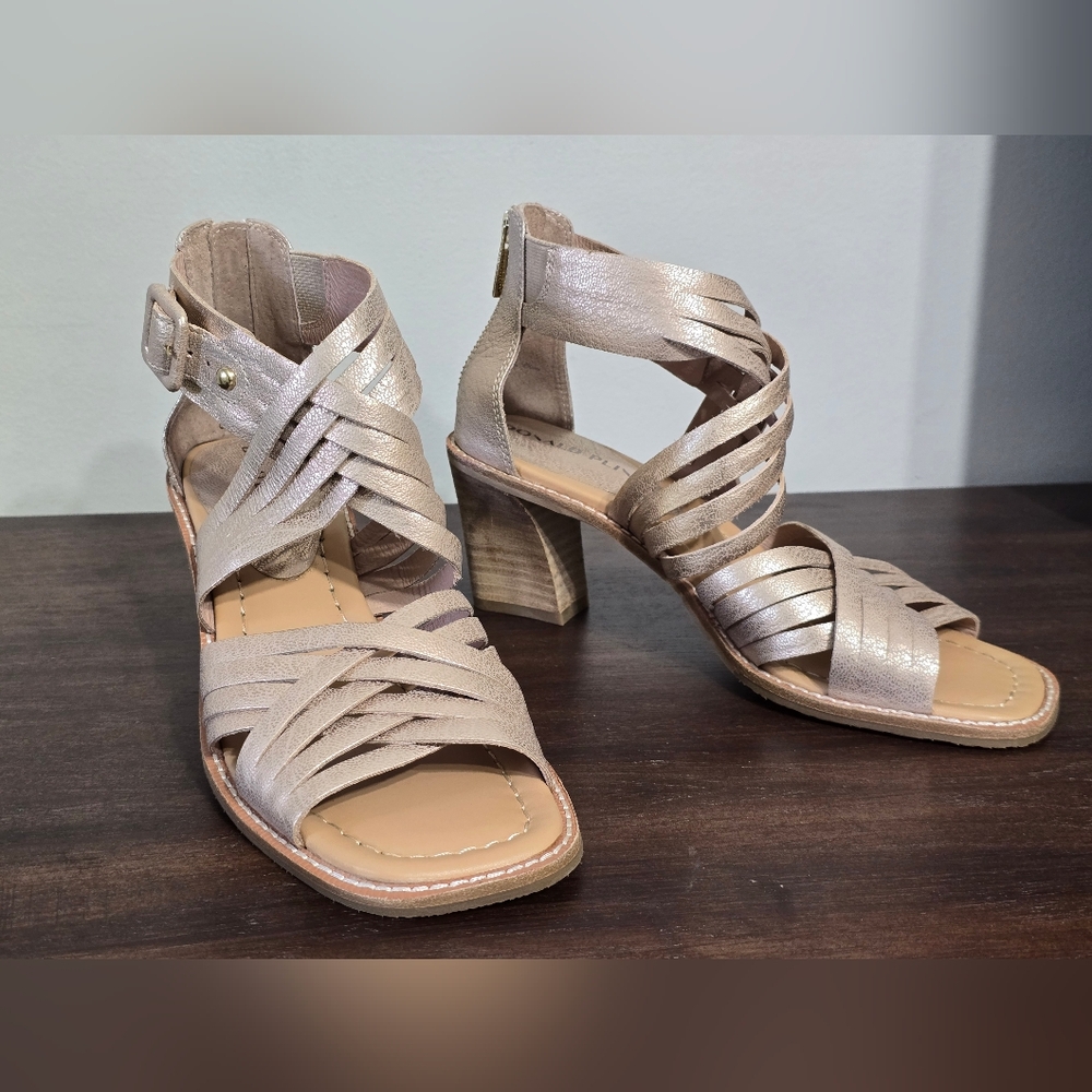 Donald Pliner NWOT Junnah Pale Gold Strappy Heel Sandals Women's Size 7.5M - Picture 3 of 13